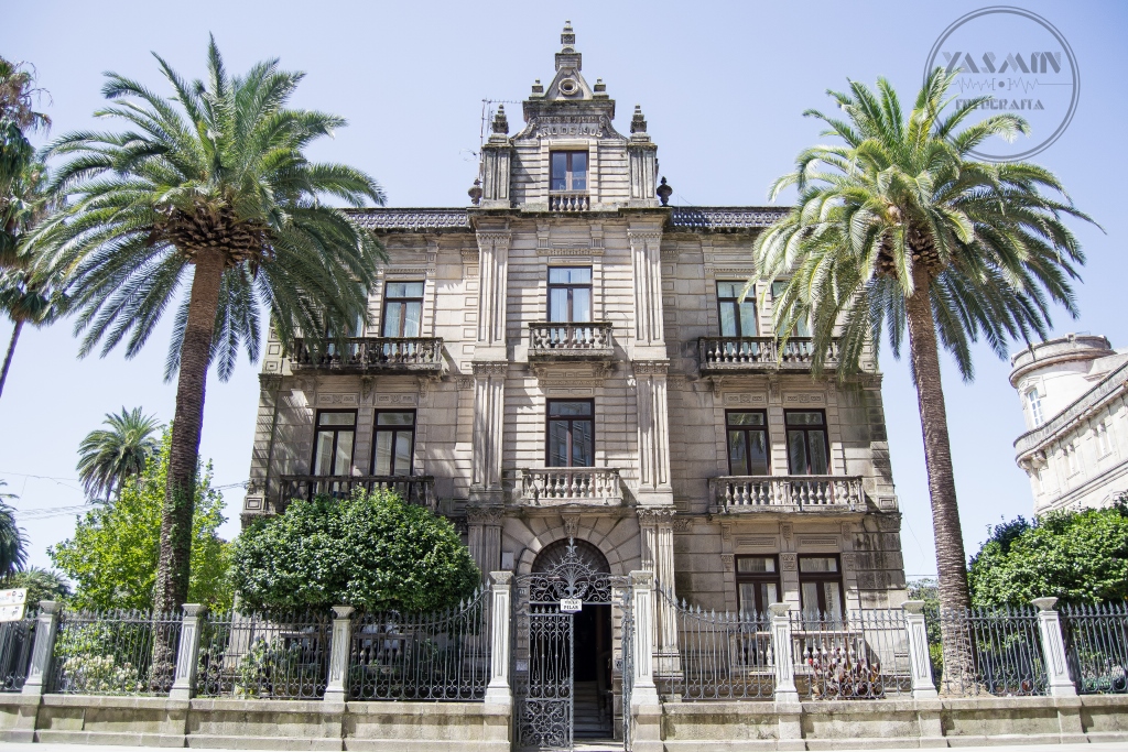 Este imponente palacete urbano está vinculado al indiano Manuel Martínez Bautista. Nacido en 1823 en Pontevedra, en 1840 se embarca hacia La Habana, Cuba, con una carta de recomendación dirigida a Pedro Fernández Villaverde, abriendo en la isla un almacén de vajillas.