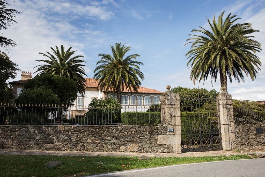 Los orígenes de esta propiedad se remontan a 1730-40 cuando Pedro Bermúdez de Mandiá comienza la construcción del complejo, que finalizaría en 1780 su hijo y heredero José María Bermúdez de Mandiá y Pardiñas-Villardefrancos.