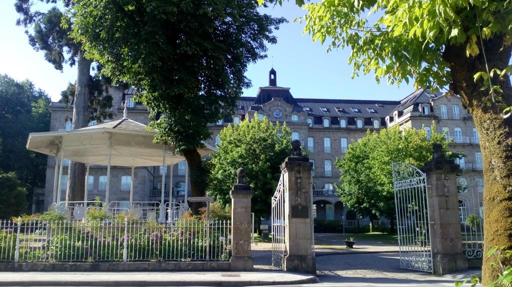 En 1872 se descubre la Fuente da Gándara y el empresario Ramón Peinador Vela solicita la declaración de utilidad pública de sus aguas, que llega al año siguiente. Pronto la fábrica de aguas de los hermanos Enrique y Ramón Peinador Vela embotellará a pleno rendimiento, tomando un nuevo rumbo la actividad con la apertura de la casa de baños en 1880.