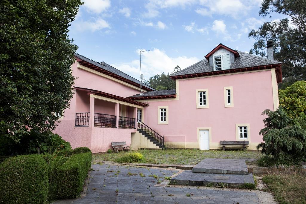 Se encuentra este pazo en el corazón de la parroquia de Couzadoiro, lugar que destaca por el fuerte movimiento migratorio sufrido y los numerosos indianos retornados.