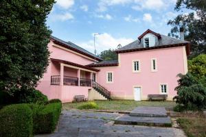 Se encuentra este pazo en el corazón de la parroquia de Couzadoiro, lugar que destaca por el fuerte movimiento migratorio sufrido y los numerosos indianos retornados.