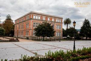 Destaca en este inmueble ecléctico el balcón centrado en la fachada principal, que otorga un claro carácter institucional. Por otro lado es interesante el agrupamiento de las ventanas de tres en tres, siendo más sobrias en su decoración según se elevan las plantas.