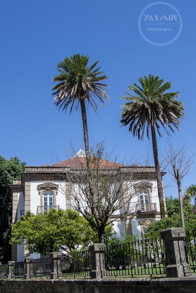El actual inmueble se ubica en el solar del castillo de los Churruchaos. En 1877 Soledad Méndez Núñez, hermana del célebre marino, encarga al maestro de obras Alejandro Rodríguez-Sesmero el diseño del palacete, primera vivienda de la ciudad con agua corriente.