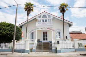 Recibe su nombre esta vivienda, situada en la carretera de la Palma, de una florista que residía en la misma, si bien fue promovida por Víctor Borrás. De planta casi cuadrada y pequeño tamaño, la vivienda se distribuye en tres alturas.