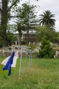 Esta residencia indiana se caracteriza por su sencillez constructiva y decorativa, teniendo el remate de la chimenea o la galería como únicos elementos sobresalientes.