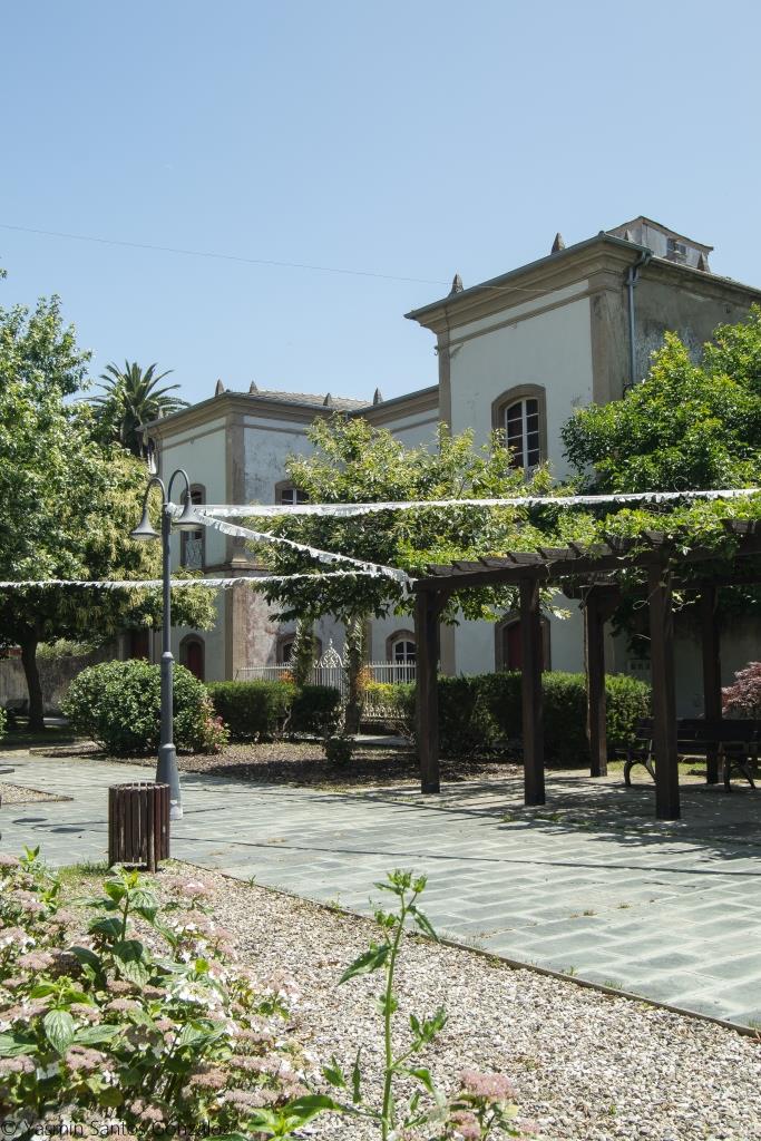 Resulta una temprana construcción de 1869, con un extraño diseño que no recuerda a las casas indianas sino más bien a un imponente edificio institucional.