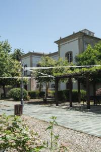 Resulta una temprana construcción de 1869, con un extraño diseño que no recuerda a las casas indianas sino más bien a un imponente edificio institucional.