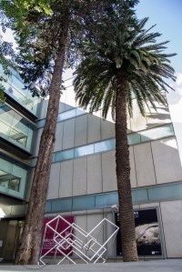 La construcción de este moderno inmueble, proyectado por los arquitectos Eduardo Pesquera y Jesús Ulargui, comienza en el año 2004 disponiendo de más de 10.000 metros cuadrados entre las 23 salas de exposición y el resto de espacios.