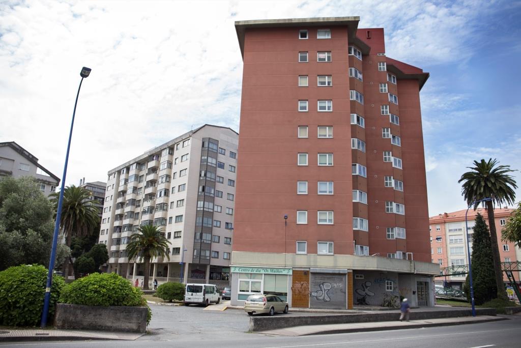 Parece seguro que este ejemplar, situado en Ace da Má, junto a la carretera que comunica A Coruña con Culleredo, procede de una antigua vivienda indiana o burguesa que se encontraba en la zona, pródiga en este tipo de asentamientos.