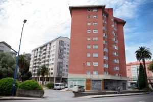 Parece seguro que este ejemplar, situado en Ace da Má, junto a la carretera que comunica A Coruña con Culleredo, procede de una antigua vivienda indiana o burguesa que se encontraba en la zona, pródiga en este tipo de asentamientos.