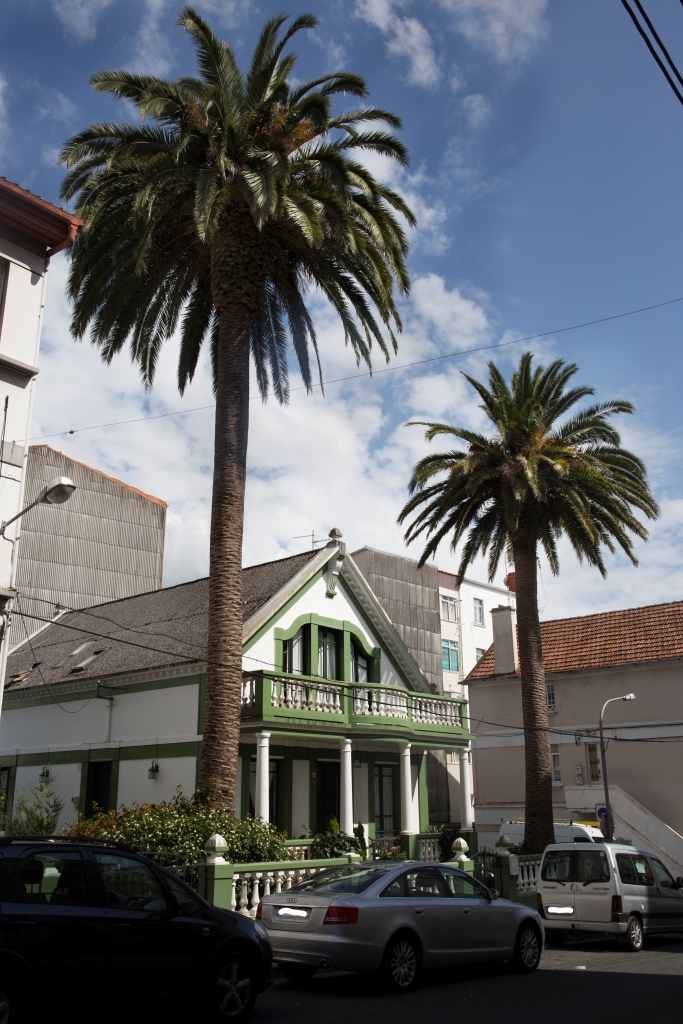 En la parroquia de Perlío podemos observar este curioso conjunto compuesto por dos villas, muy próximas entre sí, levantadas por el indiano Antonio Porto Saavedra.