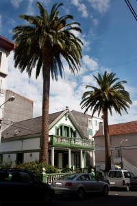 En la parroquia de Perlío podemos observar este curioso conjunto compuesto por dos villas, muy próximas entre sí, levantadas por el indiano Antonio Porto Saavedra.