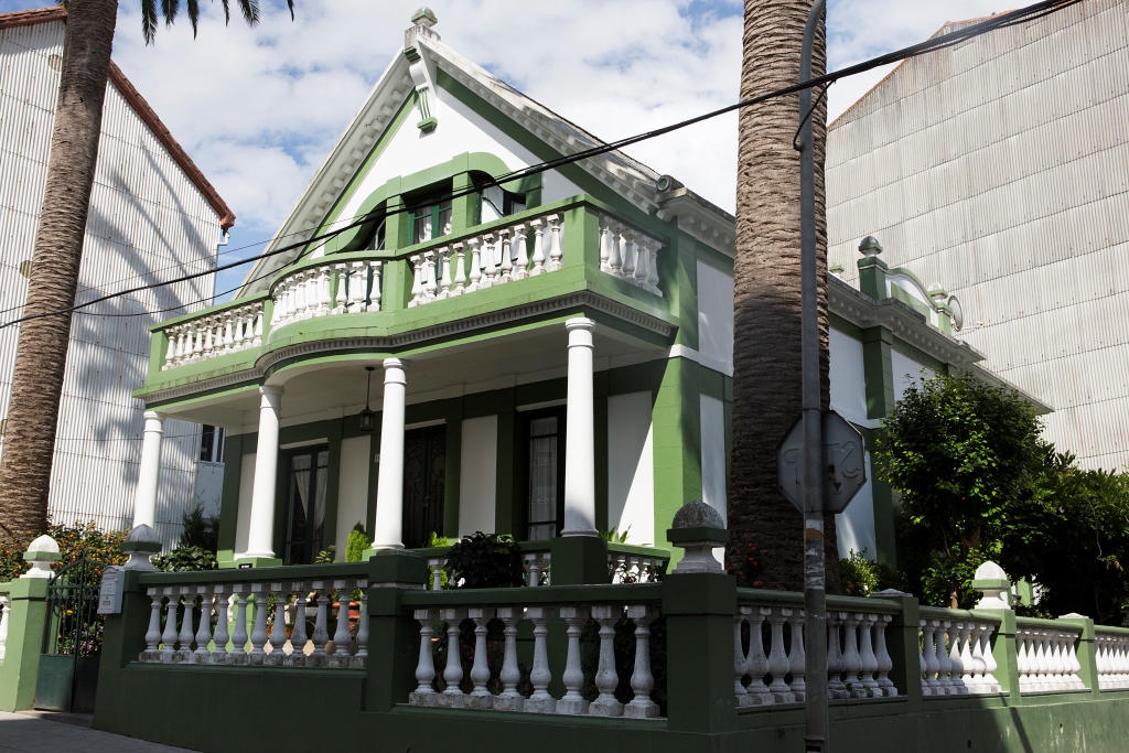 En la parroquia de Perlío podemos observar este curioso conjunto compuesto por dos villas, muy próximas entre sí, levantadas por el indiano Antonio Porto Saavedra.