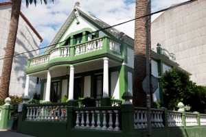 En la parroquia de Perlío podemos observar este curioso conjunto compuesto por dos villas, muy próximas entre sí, levantadas por el indiano Antonio Porto Saavedra.