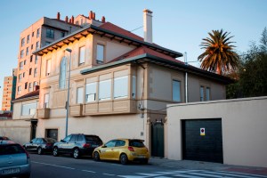 Situada en el Couto, frente al Colegio Hogar, la casa es construida en torno a 1915 por un indiano venido de Cuba.
