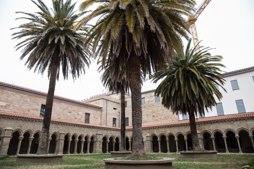 En el siglo XIV la orden franciscana edifica, en la ladera de Montealegre, un convento que en 1843 será transformado en cuartel de infantería, funcionando así hasta 1984.
