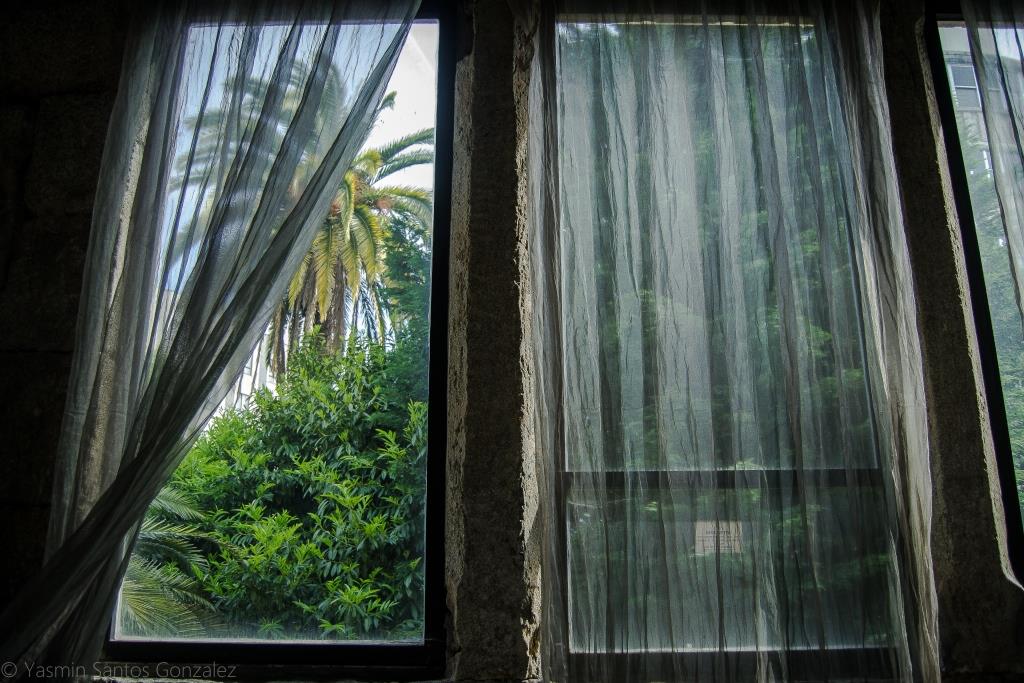A la propiedad se accedía por una puerta de piedra, que el concello traslada a la plaza de Santa Rita al abrir la calle Puerto Rico.