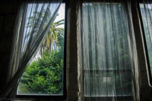 A la propiedad se accedía por una puerta de piedra, que el concello traslada a la plaza de Santa Rita al abrir la calle Puerto Rico.