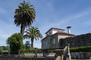 En 1921 la finca es adquirida por Avelino Justo Cambeses, pero desconocemos quién y en qué momento plantó las palmeras canarias.