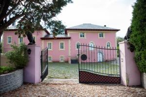 Se encuentra este pazo en el corazón de la parroquia de Couzadoiro, lugar que destaca por el fuerte movimiento migratorio sufrido y los numerosos indianos retornados.