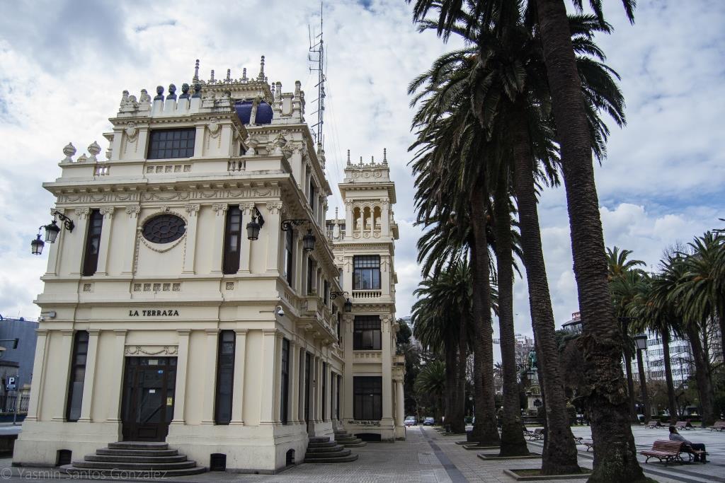 El edificio La Terraza, construido en 1919 sobre los planos del arquitecto Antonio de Mesa, es un volumen de estilo ecléctico que sustituía a una estructura previa realizada en madera.