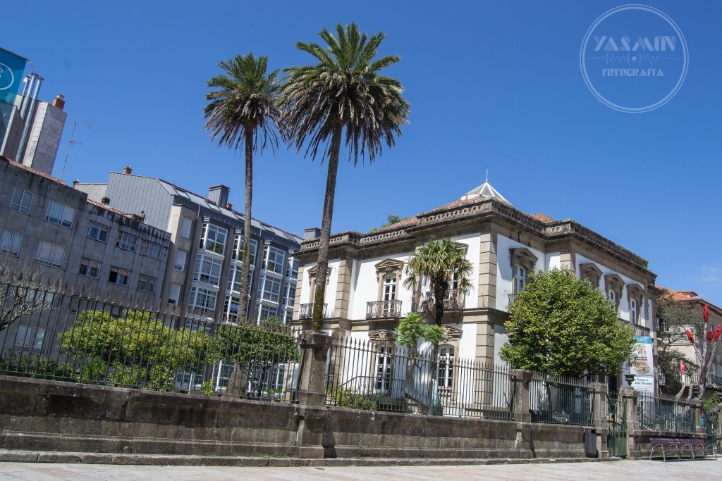 El actual inmueble se ubica en el solar del castillo de los Churruchaos. En 1877 Soledad Méndez Núñez, hermana del célebre marino, encarga al maestro de obras Alejandro Rodríguez-Sesmero el diseño del palacete, primera vivienda de la ciudad con agua corriente.