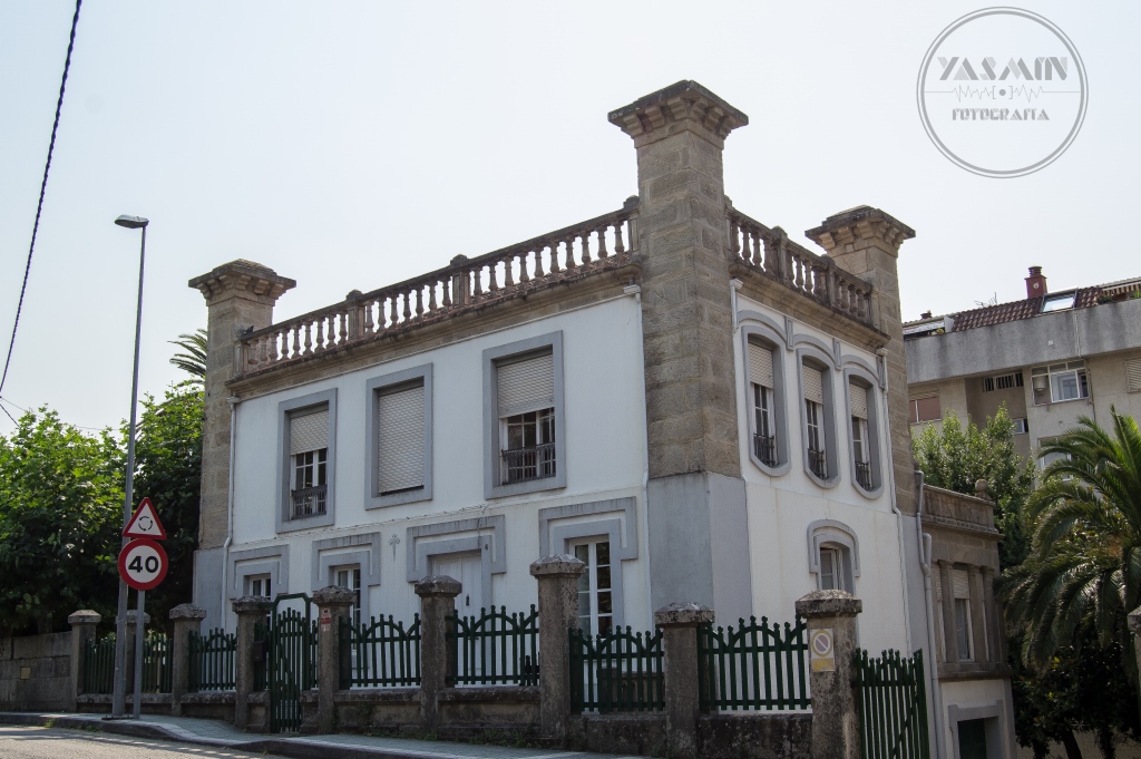 Se levanta esta casa en la rúa Tomás Mirambell de la villa, rodeada en su mayor parte por edificios de nueva factura.