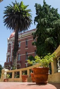 Situada en la rúa de San Roque junto a otras lujosas viviendas indianas la casa, edificada en 1910, combina el estilo ecléctico con el modernismo. Compuesta de semisótano, dos plantas y bajocubierta, en la asimétrica fachada destaca la torre que compone la esquina.