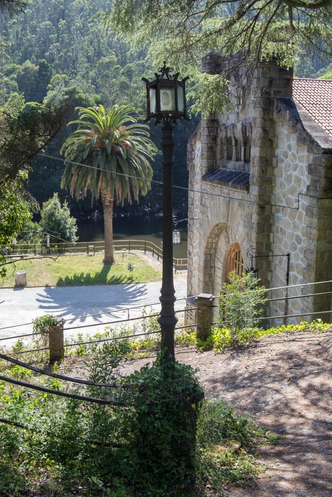 En 1925 la Sociedad Gallega de Electricidad encargaba al arquitecto Antonio Palacios, quien desarrollaba principalmente su obra en la ciudad de Madrid, el diseño de los diversos edificios de la Central Hidroeléctrica del Tambre.