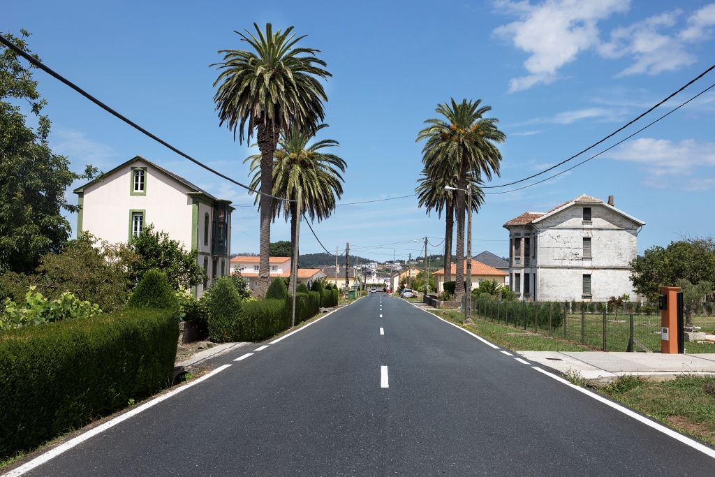 Tiene esta villa la peculiaridad de encontrarse frente a otra de gran porte, Casa de Charo, dado que fueron promovidas aquella por Antonio Rey y ésta por su hermano, ambos emigrados en Cuba.