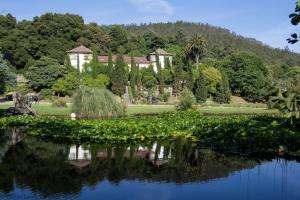 Ubicado muy próximo a la desembocadura del río que le da nombre, en la parroquia de Cando, el majestuoso edificio fue levantado a mediados de los años veinte por emigrantes que habían hecho fortuna en Portugal.