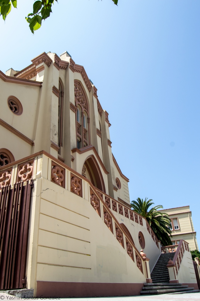 Ocupando uno de los extremos de la Ciudad Jardín el colegio, de estilo neogótico con clara influencia francesa, es obra del arquitecto Leoncio Bescansa. A pesar de las numerosas reformas el cuerpo central mantiene sus características originales.