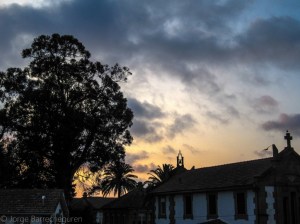 El proyecto de los antiguos Pabellones Sanitarios de Vigo fue redactado por los arquitectos Francisco Esténs y Manuel Gómez Román.