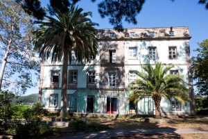 En 1838 comienza la urbanización de las islas de San Simón y San Antón para la construcción de un lazareto, siendo el proyecto original del ingeniero Alejo Andrade Yáñez y el adjudicatario de las obras Norberto Velázquez Moreno.