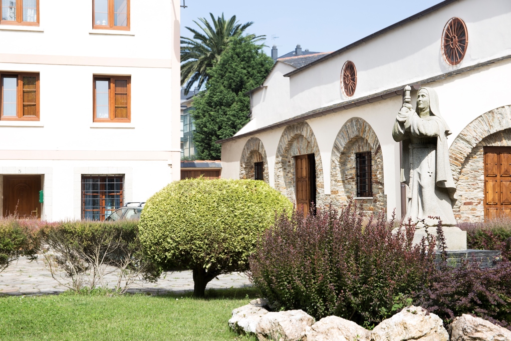 Situado en pleno centro de la villa, muy próximo al ayuntamiento, el origen de la propiedad es un beaterio del siglo XI, transformado en convento en 1366.