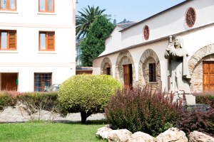 Situado en pleno centro de la villa, muy próximo al ayuntamiento, el origen de la propiedad es un beaterio del siglo XI, transformado en convento en 1366.