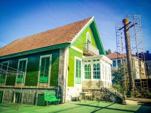 Esta casa de llamativa decoración fue promovida por el médico José Estévez y Clotilde Fernández, conocida como Mamá Clotilde, en el año 1895.