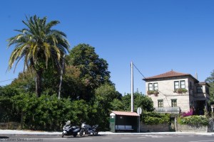 Recibe el nombre esta finca del barrio en el que se asienta, próximo a la estación de ferrocarril de la localidad. Parece esta una vivienda edificada en dos fases, ampliándose una construcción ecléctica anterior añadiendo una nueva planta, lo que podría justificar la diferencia de estilos entre ambas, así como las marcas en la sillería de granito.