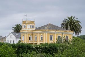 El volumen se ubica en el lugar de Rato, en la parroquia de A Devesa. Promovido en 1924 en estilo ecléctico por Ramón Maseda Villamil, combina recursos clásicos en las fachadas con un sotabanco colonial y otros elementos de variada procedencia, destacando la presencia de la torre en el conjunto.