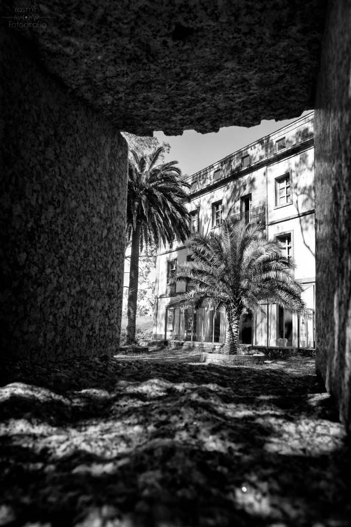 En 1838 comienza la urbanización de las islas de San Simón y San Antón para la construcción de un lazareto, siendo el proyecto original del ingeniero Alejo Andrade Yáñez y el adjudicatario de las obras Norberto Velázquez Moreno.