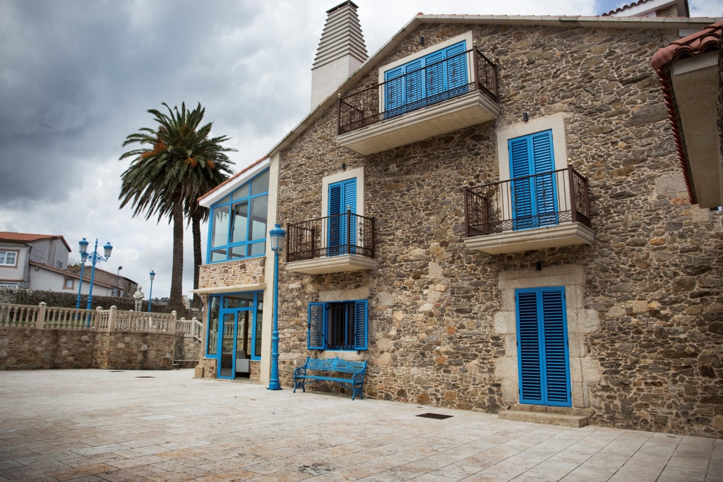 Se encuentra esta propiedad junto a la pista del aeropuerto de Alvedro y ante la carretera nacional.