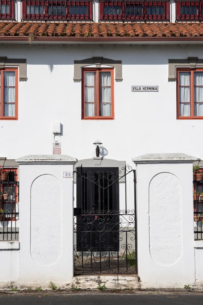 A las afueras de Valdoviño, a medio camino en la carretera que comunica este ayuntamiento con el de Cedeira, se encuentra esta singular casa.