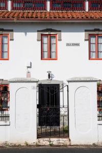 A las afueras de Valdoviño, a medio camino en la carretera que comunica este ayuntamiento con el de Cedeira, se encuentra esta singular casa.