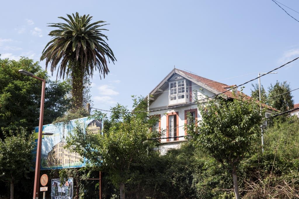 Parece que esta espectacular vivienda se ha salvado, por el momento, de la desaparición debido al empuje urbanístico, si bien continúa abandonada. De planta cuadrada y tejado a dos aguas, dispone de cuatro alturas.
