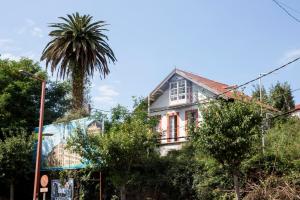 Parece que esta espectacular vivienda se ha salvado, por el momento, de la desaparición debido al empuje urbanístico, si bien continúa abandonada. De planta cuadrada y tejado a dos aguas, dispone de cuatro alturas.