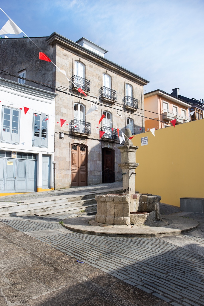 En el centro de la villa de Ribadeo, muy próxima a la Fonte dos Catro Canos se encuentra esta casa de grandes dimensiones, propiedad de los Miranda, familia de honda raigambre ribadense.