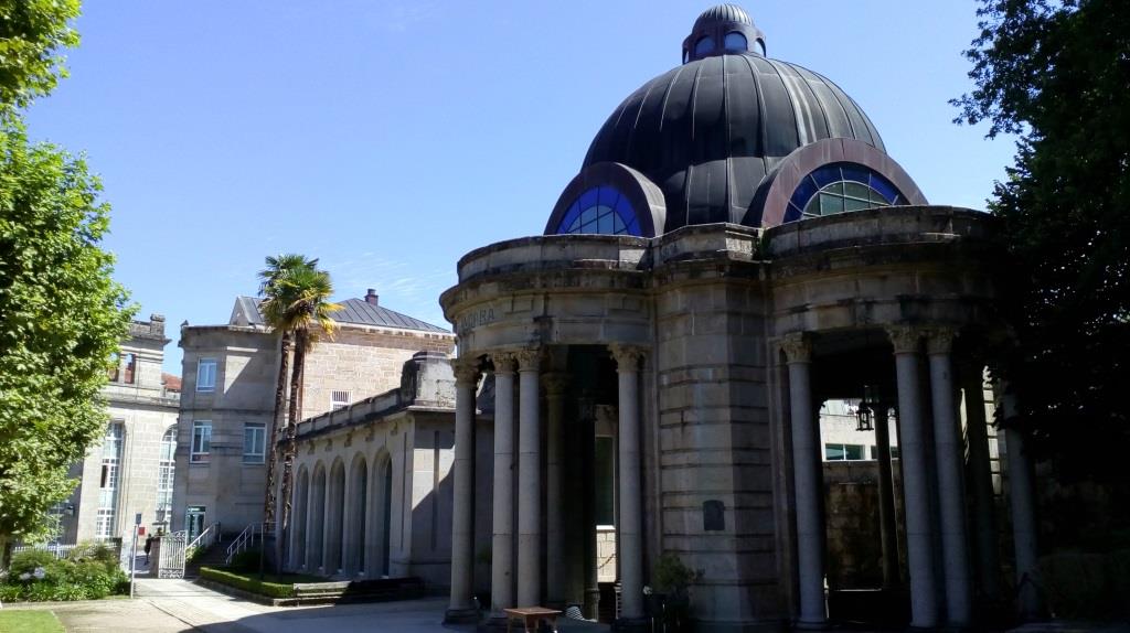 En 1872 se descubre la Fuente da Gándara y el empresario Ramón Peinador Vela solicita la declaración de utilidad pública de sus aguas, que llega al año siguiente. Pronto la fábrica de aguas de los hermanos Enrique y Ramón Peinador Vela embotellará a pleno rendimiento, tomando un nuevo rumbo la actividad con la apertura de la casa de baños en 1880.