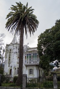Esta casa, edificada a finales del siglo XIX en lo que hoy es la avenida de Vigo, en Cangas do Morrazo, es un magnífico ejemplo de construcción indiana.