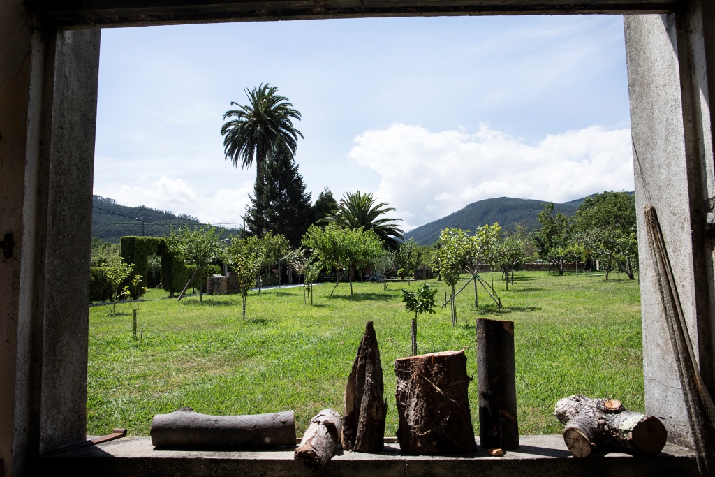 En la parroquia de San Adrián de Veiga se encuentra esta casa de estilo ecléctico de extrema sobriedad, compuesta de dos plantas y bajocubierta, abuhardillado en la fachada delantera.
