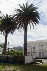 Conjunto formado por varios inmuebles independientes, incluyendo una villa que sirve de centro social, dos pabellones para las escuelas de niñas y niños, un patio, un escenario o baños.